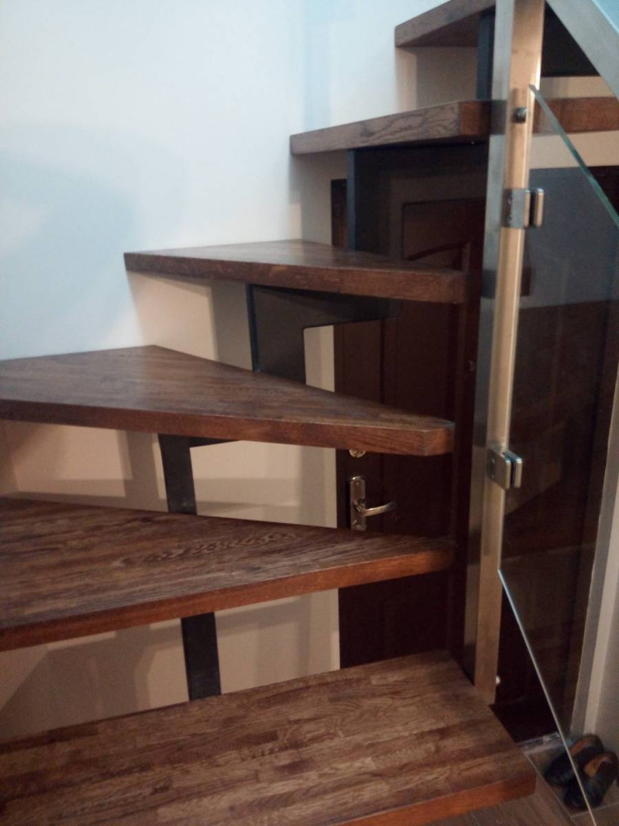 Schody wewnętrzne drewniane